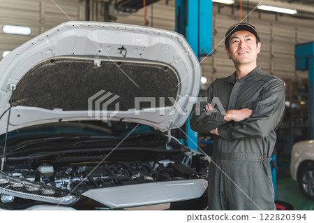 Middle-aged Asian man, mechanic, auto mechanic working at a repair shop 122820394