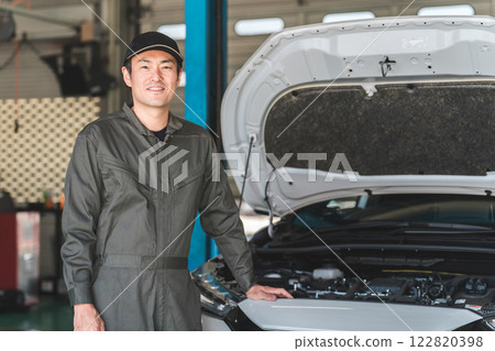 中年亞裔男子，是一名在維修店工作的機械師/汽車機械師/機械師。 122820398