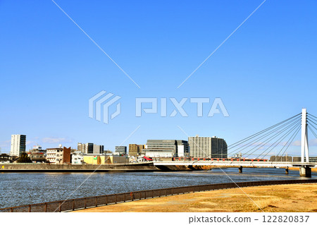 View of Takasago Bridge/Jikei University Katsushika Medical Center from near Takasago Suwabashi Pedestrian Bridge (Katsushika Ward, Tokyo) [2025.1] 122820837