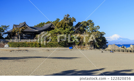 Snow-capped Mount Fuji as seen from Morito Beach in Hayama Town Snow-capped Mount Fuji as seen from Morito Beach in Hayama Town 122820856