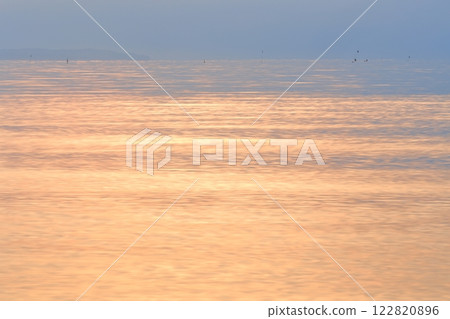 蒼白的海和天空 122820896