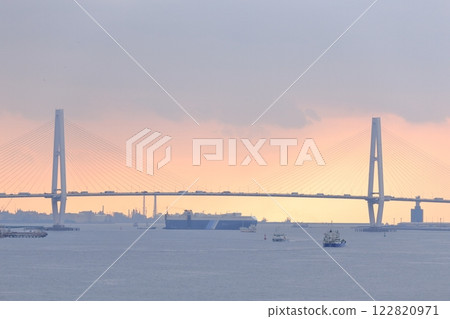 Large suspension bridge (Meiko Chuo Ohashi Bridge, Triton, Minato Ward, Nagoya City, Aichi Prefecture) Large suspension bridge (Meiko Chuo Ohashi Bridge, Triton, Minato Ward, Nagoya City, Aichi Prefecture) 122820971