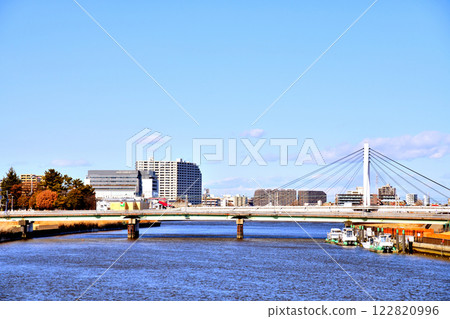從細田橋人行天橋眺望高砂橋、慈惠會大學葛飾醫療中心（東京都葛飾區）[2025.1] 122820996