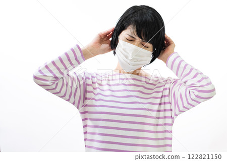一名戴著口罩、神情倦怠的中年婦女 122821150
