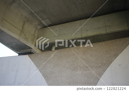 Under the expressway viaduct, viaduct, Isewan Expressway, seismic isolation structure 122821224