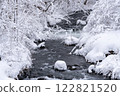 東北地區冬季寂靜的山間溪流,被銀白的雪覆蓋 東北地區冬季寂靜的山間溪流,被銀白的雪覆蓋 122821520