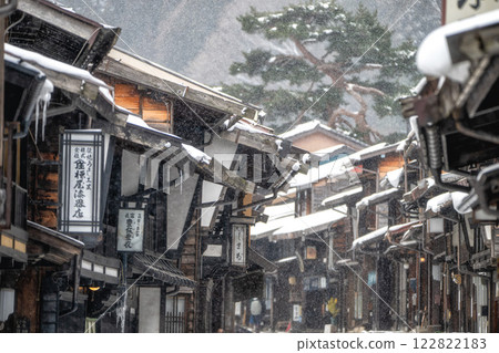 Snow-covered Naraijuku in Nagano Prefecture 122822183