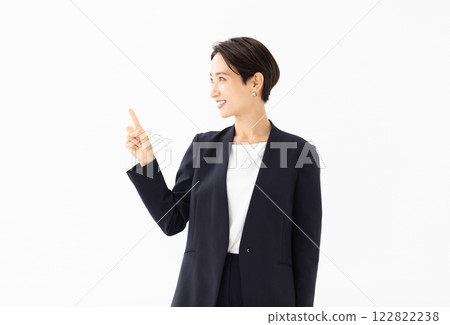 一名女性正在作出解釋的圖片(庫存照片) 一名女性正在作出解釋的圖片(庫存照片) 122822238