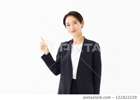 一名女性正在作出解釋的圖片(庫存照片) 一名女性正在作出解釋的圖片(庫存照片) 122822239