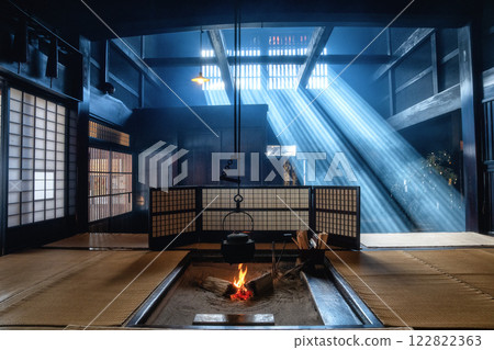 長野縣妻籠旅館的壁爐被燈光照亮 122822363
