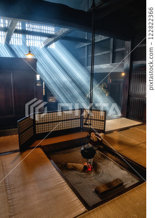 長野縣妻籠旅館的壁爐被燈光照亮 長野縣妻籠旅館的壁爐被燈光照亮 122822366