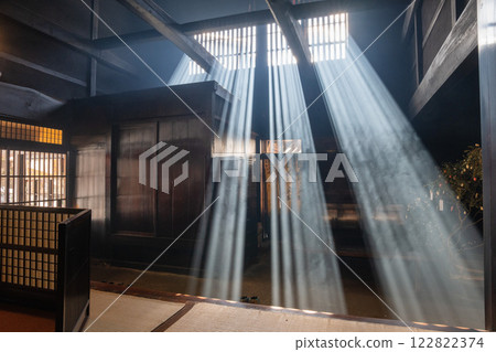 Nagano Prefecture, Tsumago Inn's hearth illuminated by rays of light 122822374