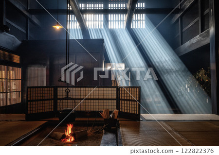 長野縣妻籠旅館的壁爐被燈光照亮 長野縣妻籠旅館的壁爐被燈光照亮 122822376