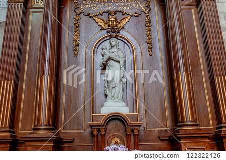 Church of our lady, Moret-sur-loing, France, interiors 122822426