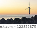 黃昏時的石漾海灘與風力發電塔 122822875