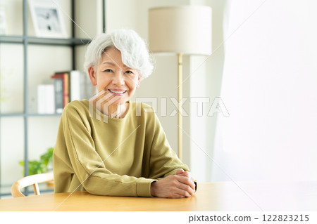 在家放鬆的資深婦女 122823215