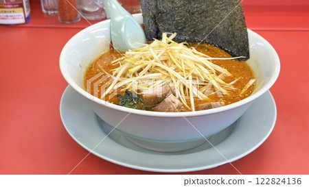 餐廳場景(連鎖餐廳的辣味噌和蔥拉麵) 餐廳場景(連鎖餐廳的辣味噌和蔥拉麵) 122824136