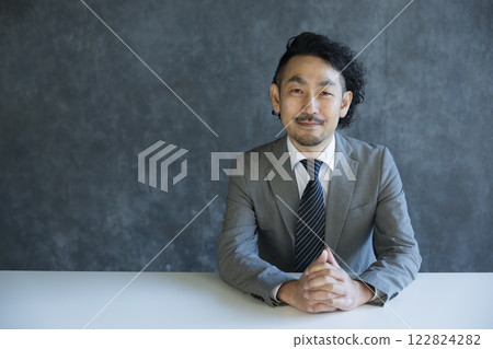 穿著西裝的男人 122824282