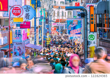 日本東京城市景觀：入境旅遊持續，人數眾多，原宿竹下通擠滿外國遊客=2月11日 122824365