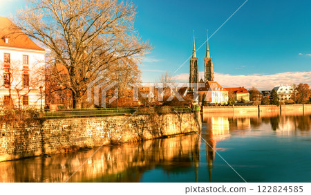 Autumn view on the center historical part of the city Wroclaw across the Odra River 122824585