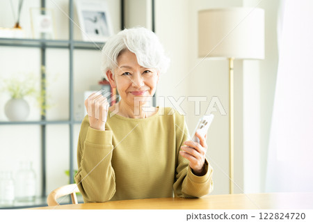 在家使用智能手機的少婦 122824720