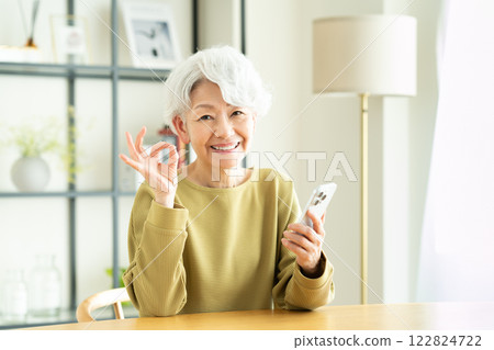 在家使用智能手機的少婦 122824722