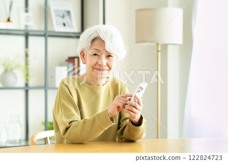 在家使用智能手機的少婦 122824723