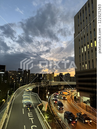 落日的天空和彎曲的道路 落日的天空和彎曲的道路 122825263