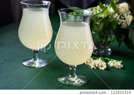 Carbonated elderflower drink. Flower summer kvass in glasses 122825314