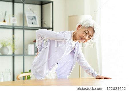 有背痛的高級婦女 122825622