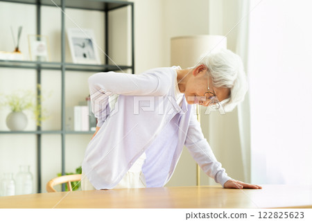 有背痛的高級婦女 122825623