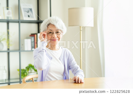 在客廳裡放鬆的高級女子 122825628