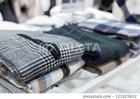 服裝店陳列的衣服 122825632