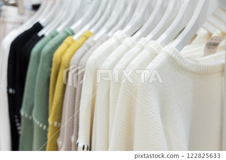 服裝店陳列的衣服 122825633