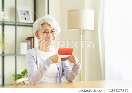 看著存摺的老年婦女 看著存摺的老年婦女 122827271
