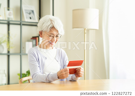 看著存摺的老年婦女 看著存摺的老年婦女 122827272
