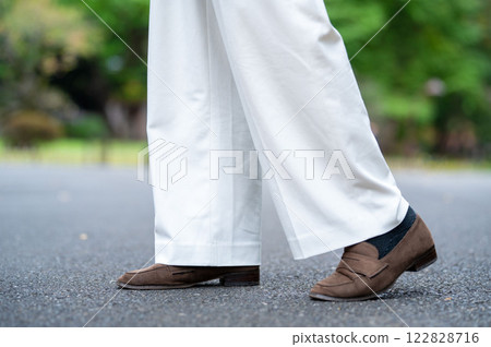 在公園裡散步的日本女人的腳 在公園裡散步的日本女人的腳 122828716