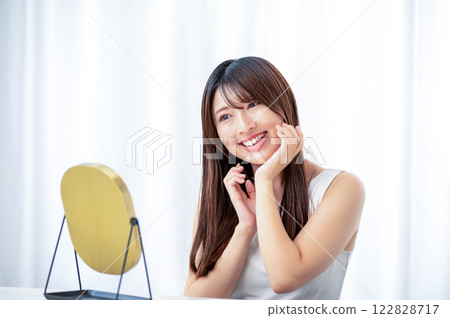 日本女人照鏡子檢查自己的皮膚 122828717