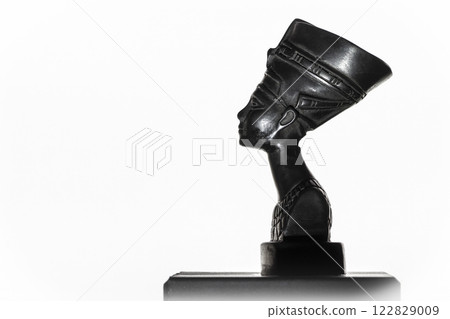 Statuette of Nefertiti 122829009