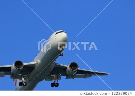 客機降落在羽田機場，飛機降落進場 122829054