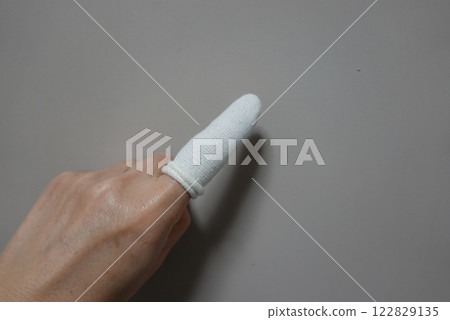 左手食指受傷，紗布保護 122829135