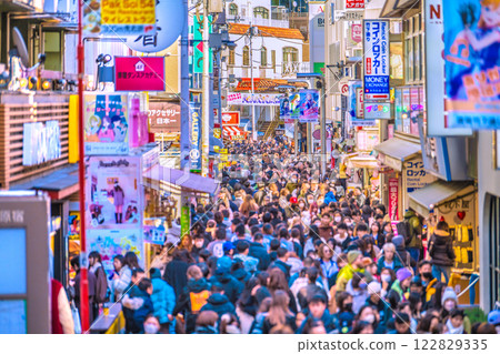 日本東京城市景觀：隨著入境旅遊的持續，人潮十分密集，原宿竹下通擠滿了外國遊客。祝新時代好運 122829335