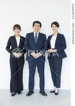 Business woman to meet 122829447
