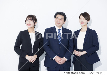 Business woman to meet 122829449