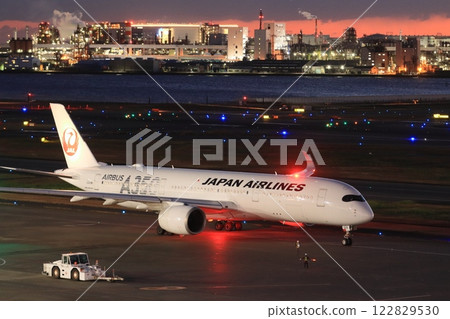夜晚的羽田機場，一架客機飛往夜間航班 122829530
