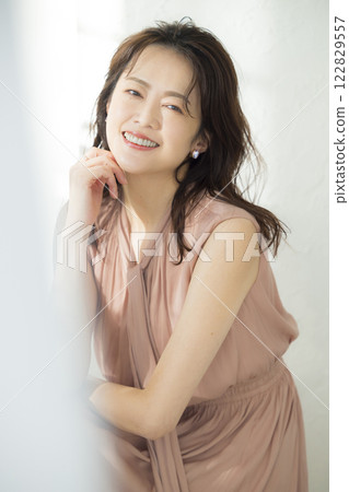 一個美麗的中年婦女的肖像 122829557