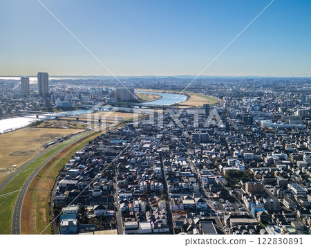 從松戶市上空俯瞰千葉縣江戶川下游的空拍照片 從松戶市上空俯瞰千葉縣江戶川下游的空拍照片 122830891