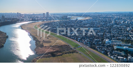 從松戶市上空俯瞰千葉縣江戶川下游的空拍照片 122830892