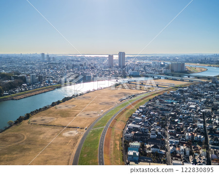 從松戶市上空俯瞰千葉縣江戶川下游的空拍照片 從松戶市上空俯瞰千葉縣江戶川下游的空拍照片 122830895