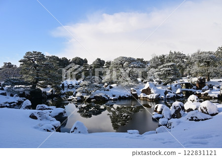 Snow-covered Ninomaru Garden at Nijo Castle (former Imperial Palace Nijo Castle) 122831121